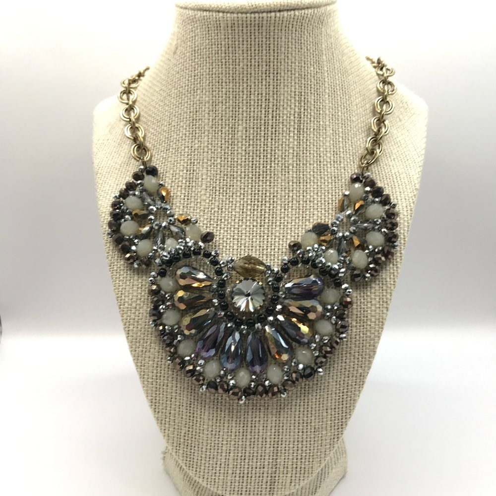 Elegant Multicolor Beaded Statement Necklace - Picture 2 of 8